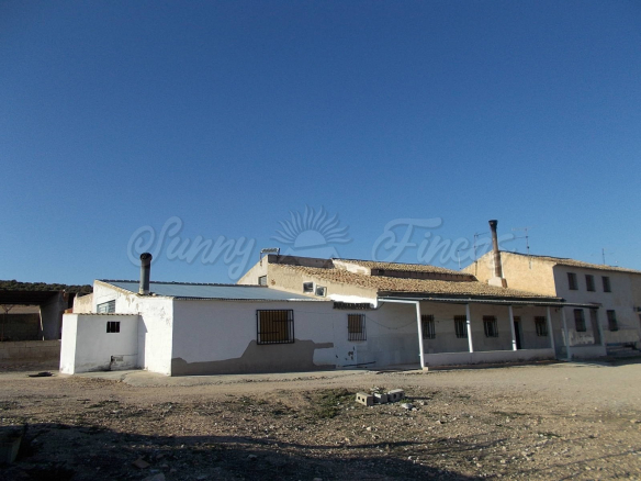 Traditional finca between Yecla and Caudete