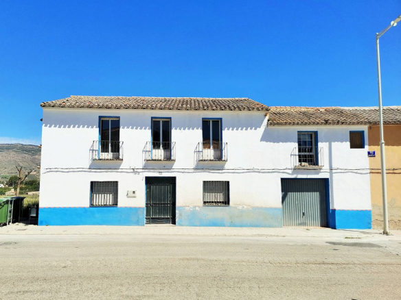 Massive reformed double townhouse in Caudete