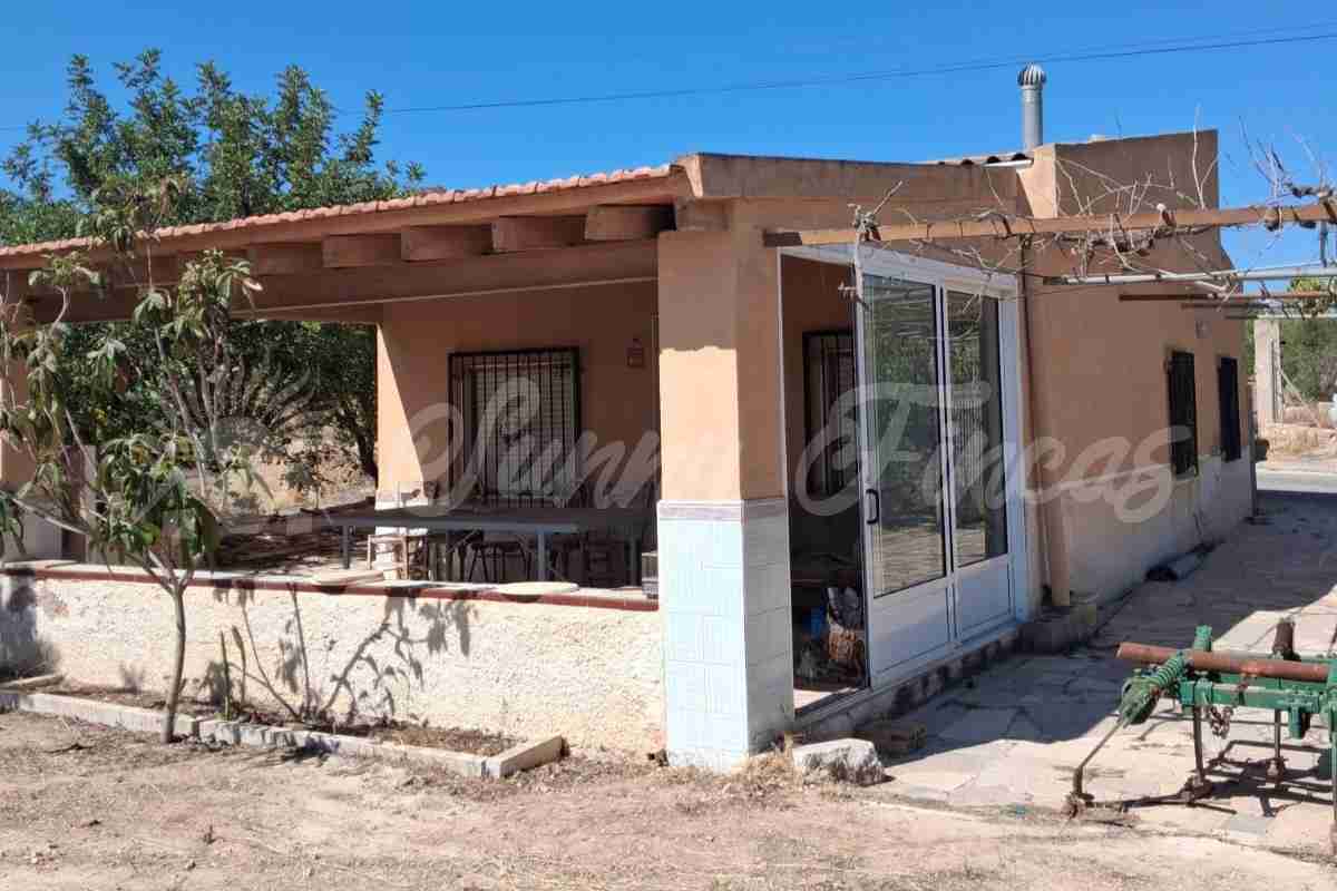 SF0592 WEB01 Bargain country house to reform