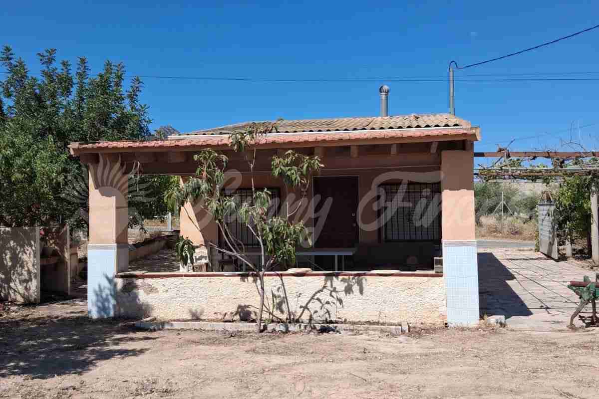 SF0592 WEB02 Bargain country house to reform