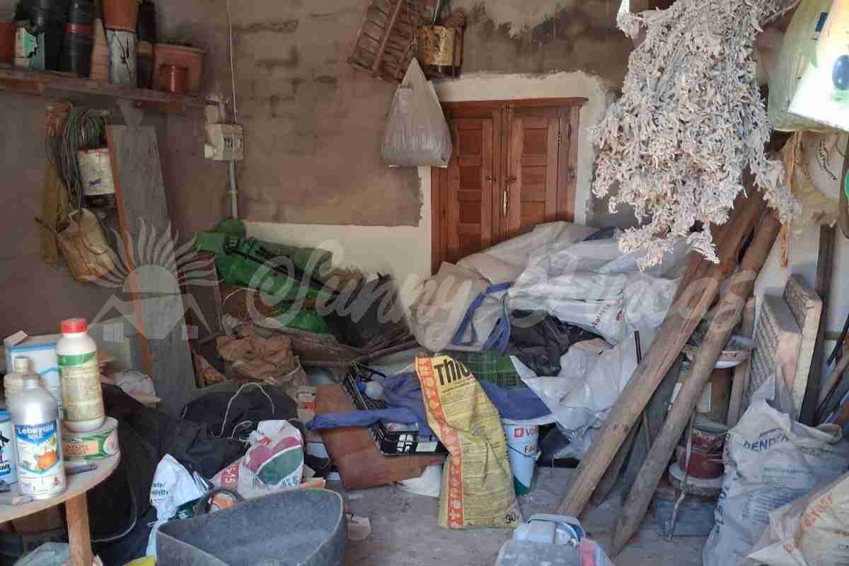 SF0592 WEB08 Bargain country house to reform