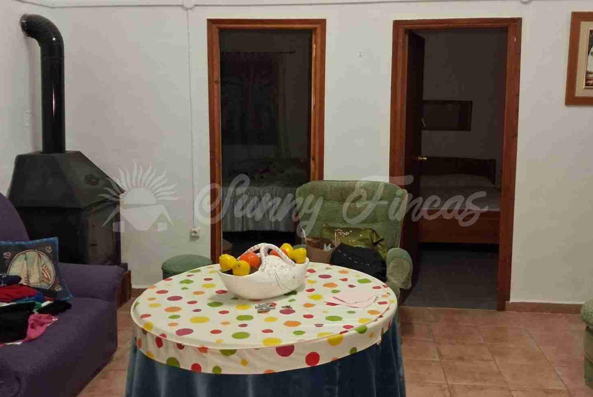3 bed country house with detached garage