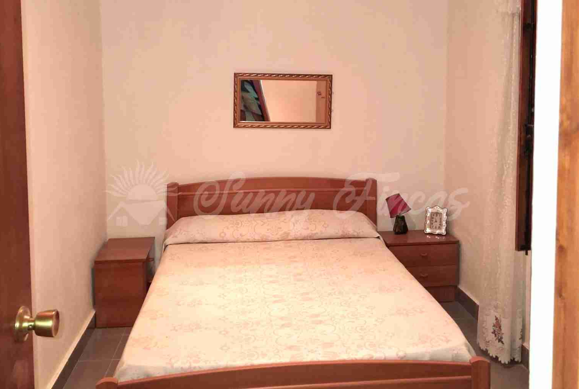 3 bed country house with detached garage